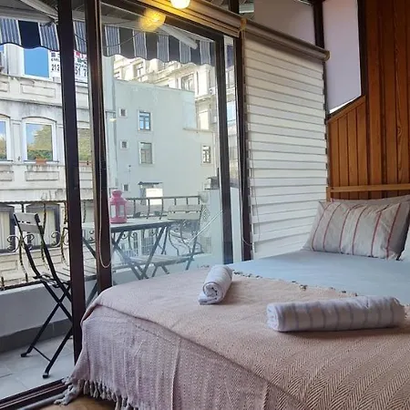 Galata Duplex Apt. *balcony* 1 Min To Metro Stn. Apartment *